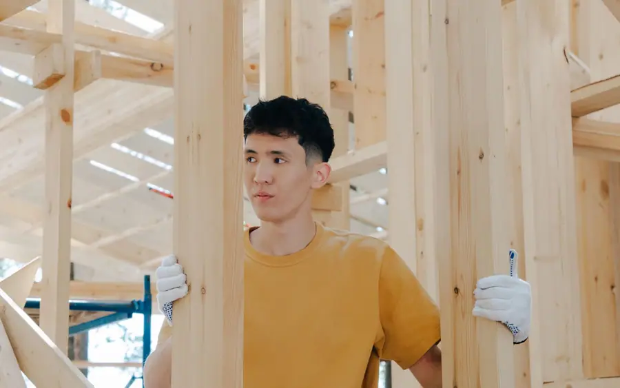 Cavité de mur à ossature de bois en cours d’isolation